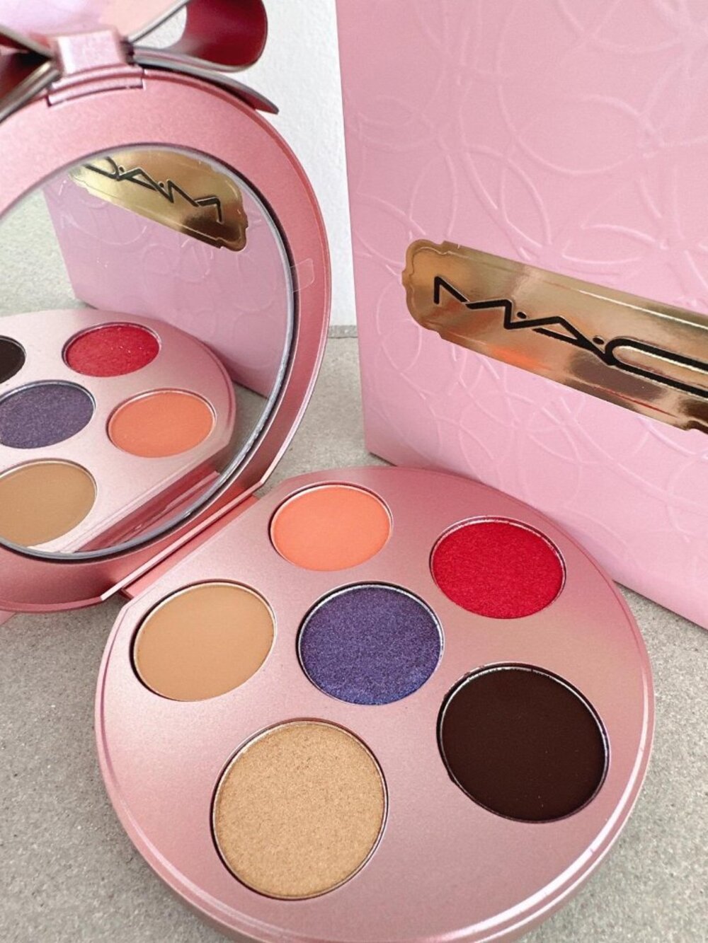 NIB MAC Holiday Eye Love Surprises Eye Shadow Palette x6 Bold Bows - Picture 2 of 7